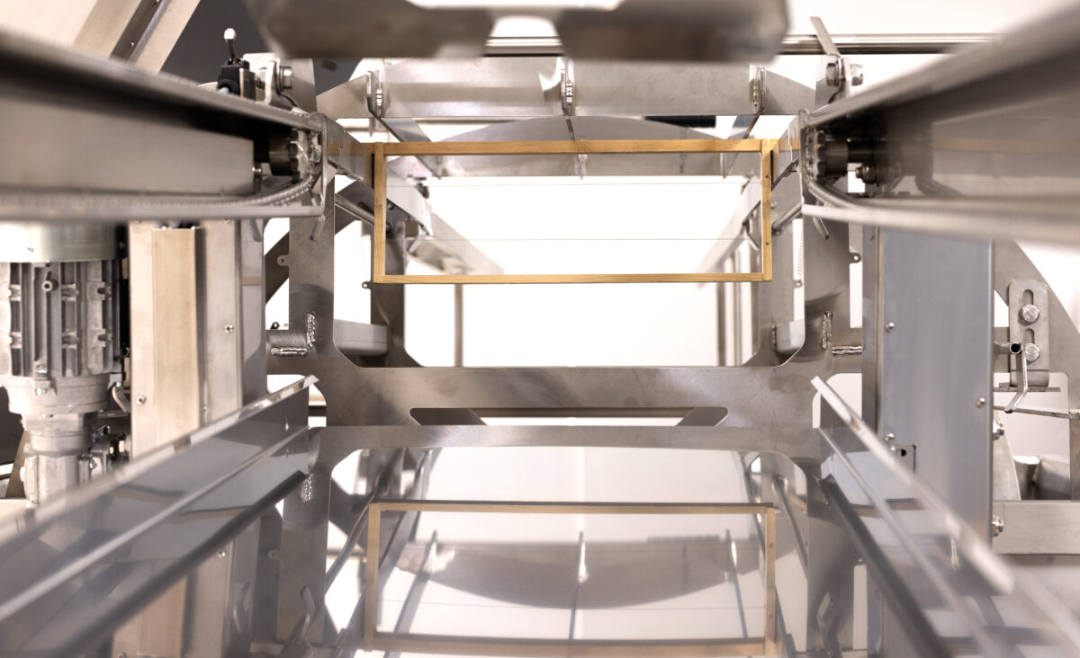 Automatic honeycomb uncapping and extracting line 80 - Image 6